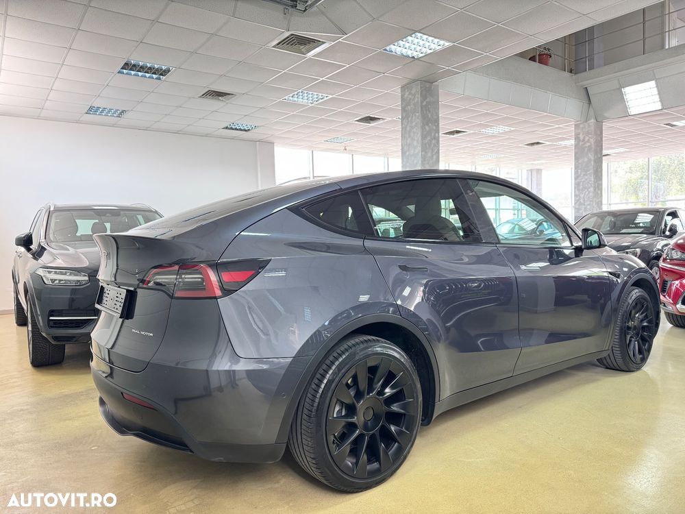 Tesla Model Y - 10