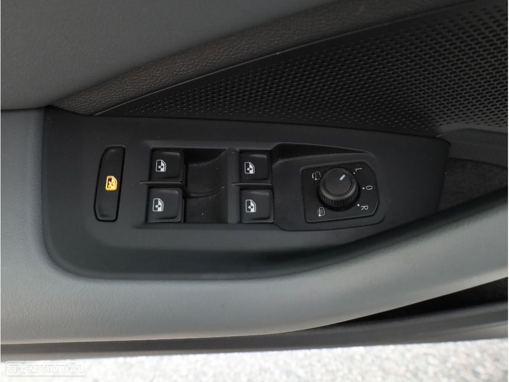 VW Passat Variant 2.0 TDi Business DSG - 22