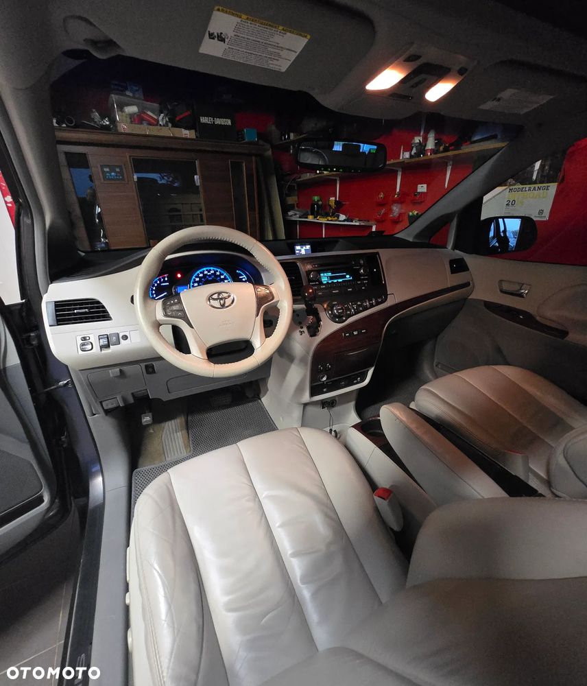 Toyota Sienna 3.5 XLE AWD - 13
