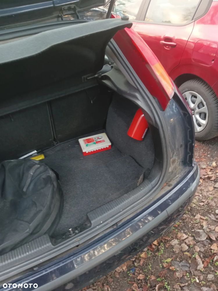 Ford Focus 1.6 Ambiente - 11