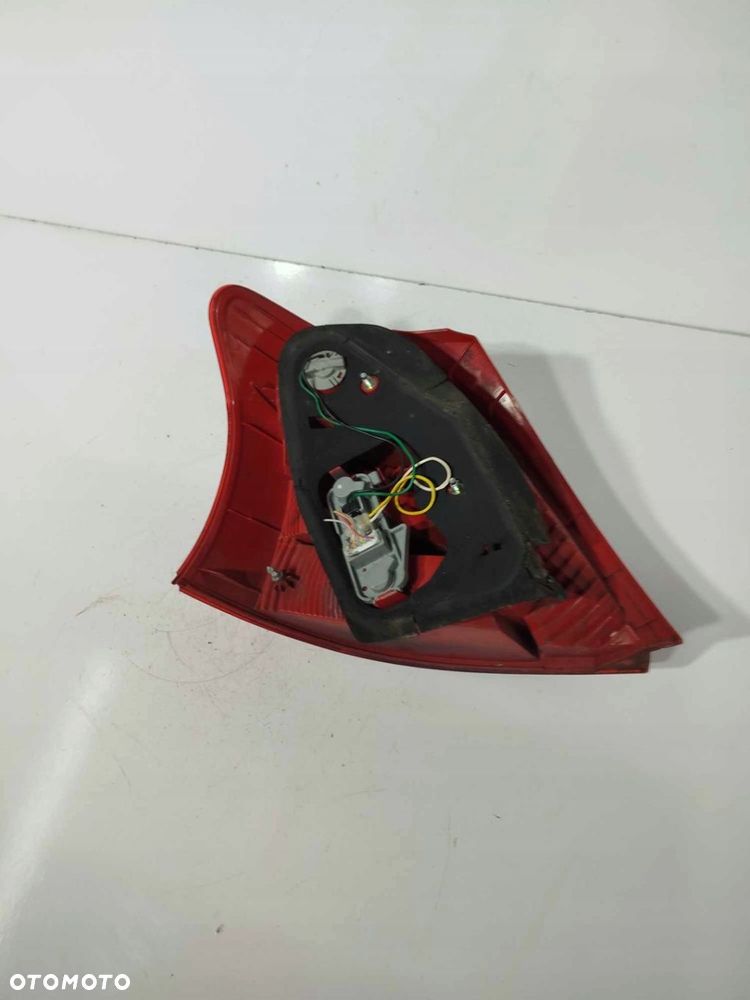 LAMPA PRAWA TYLNA TOYOTA YARIS II 06-09 HB - 2