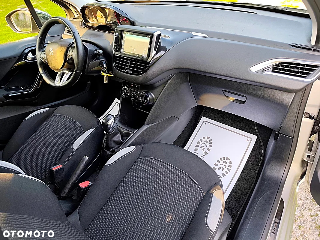 Peugeot 208 1.2 PureTech Style - 24