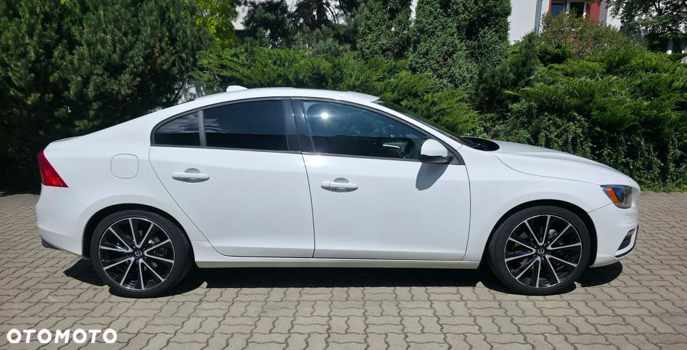 Volvo S60 T5 AWD R-Design - 4