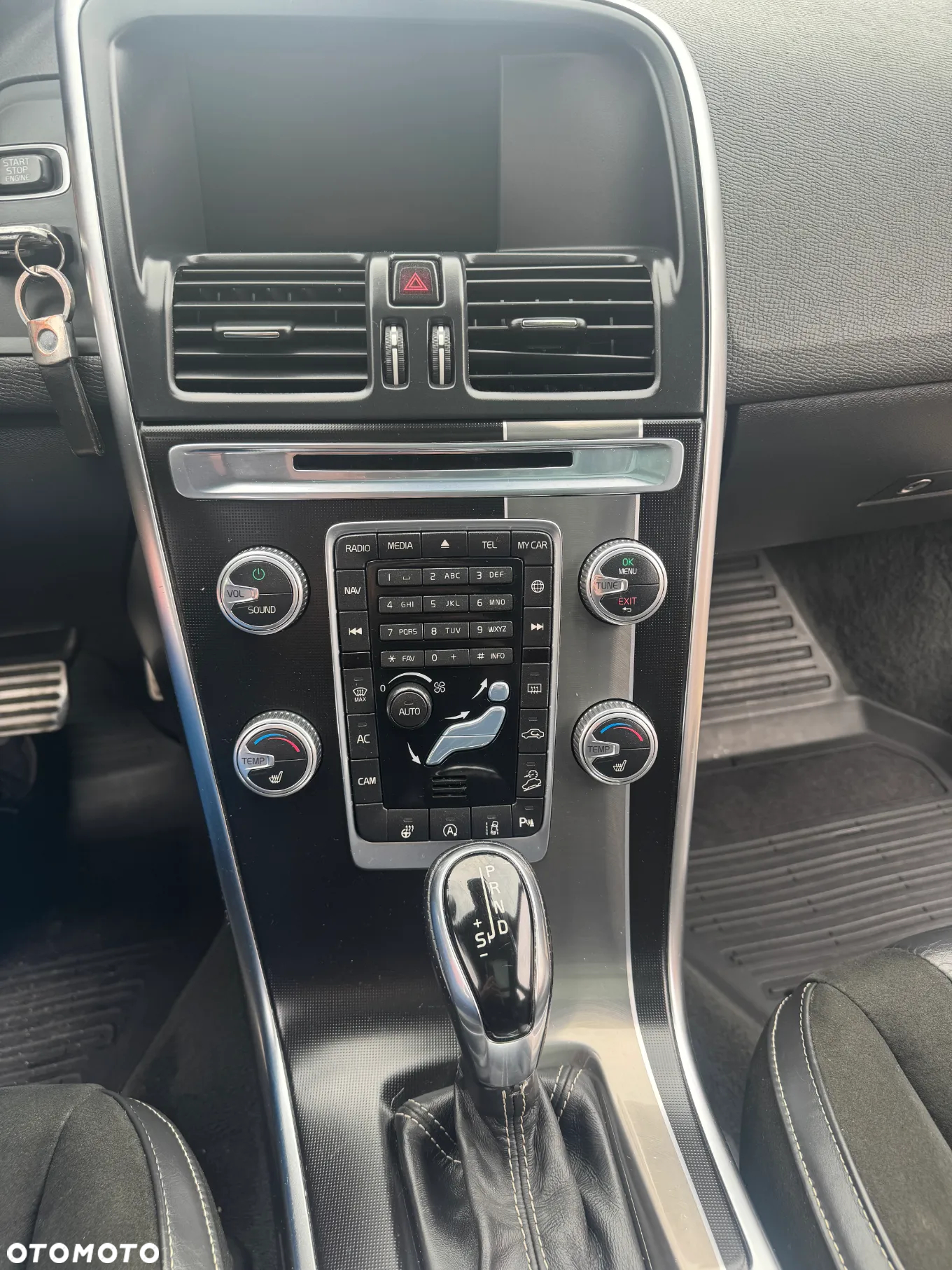 Volvo XC 60 D5 AWD R-Design Momentum - 11