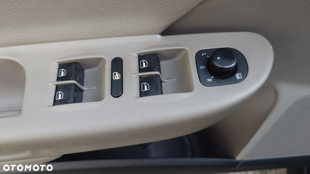 Volkswagen Passat 2.0 TDI DPF Highline - 17