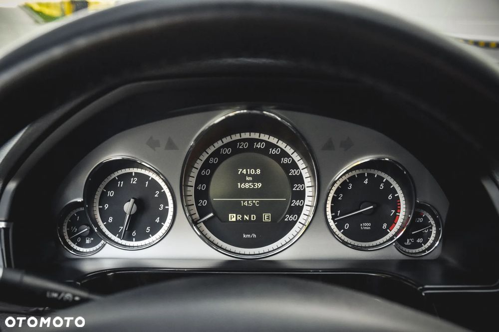 Mercedes-Benz Klasa E 200 CGI BlueEFFICIENCY 7G-TRONIC Avantgarde - 39