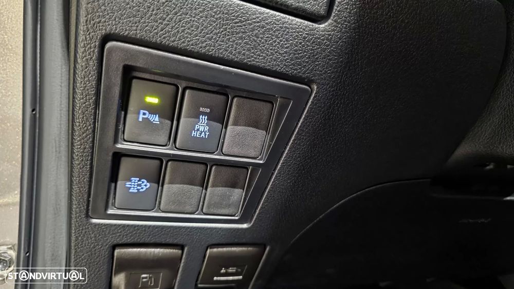 Toyota Hilux 2.8 D-4D 4WD GR Sport II - 36