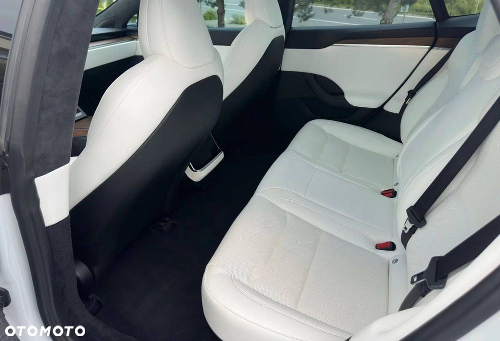 Tesla Model S - 12