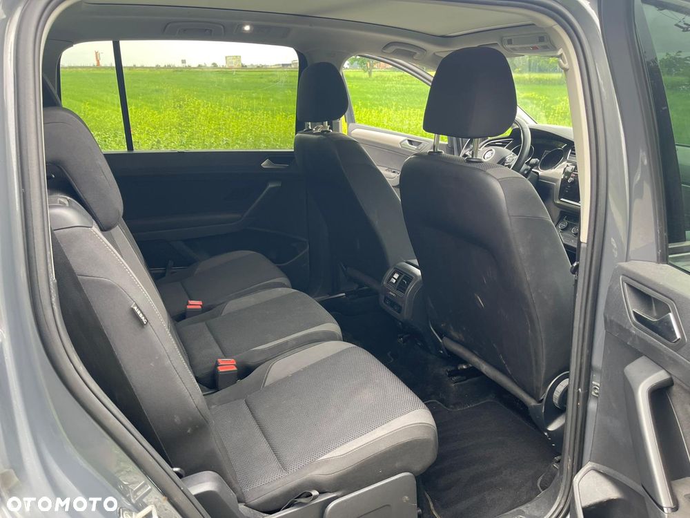 Volkswagen Touran - 12