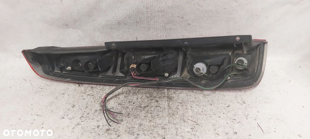 .  TYL TYLNA LAMPA PRAWA NISSAN X-TRAIL T30 - 4