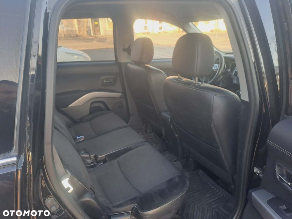 Mitsubishi Outlander - 2