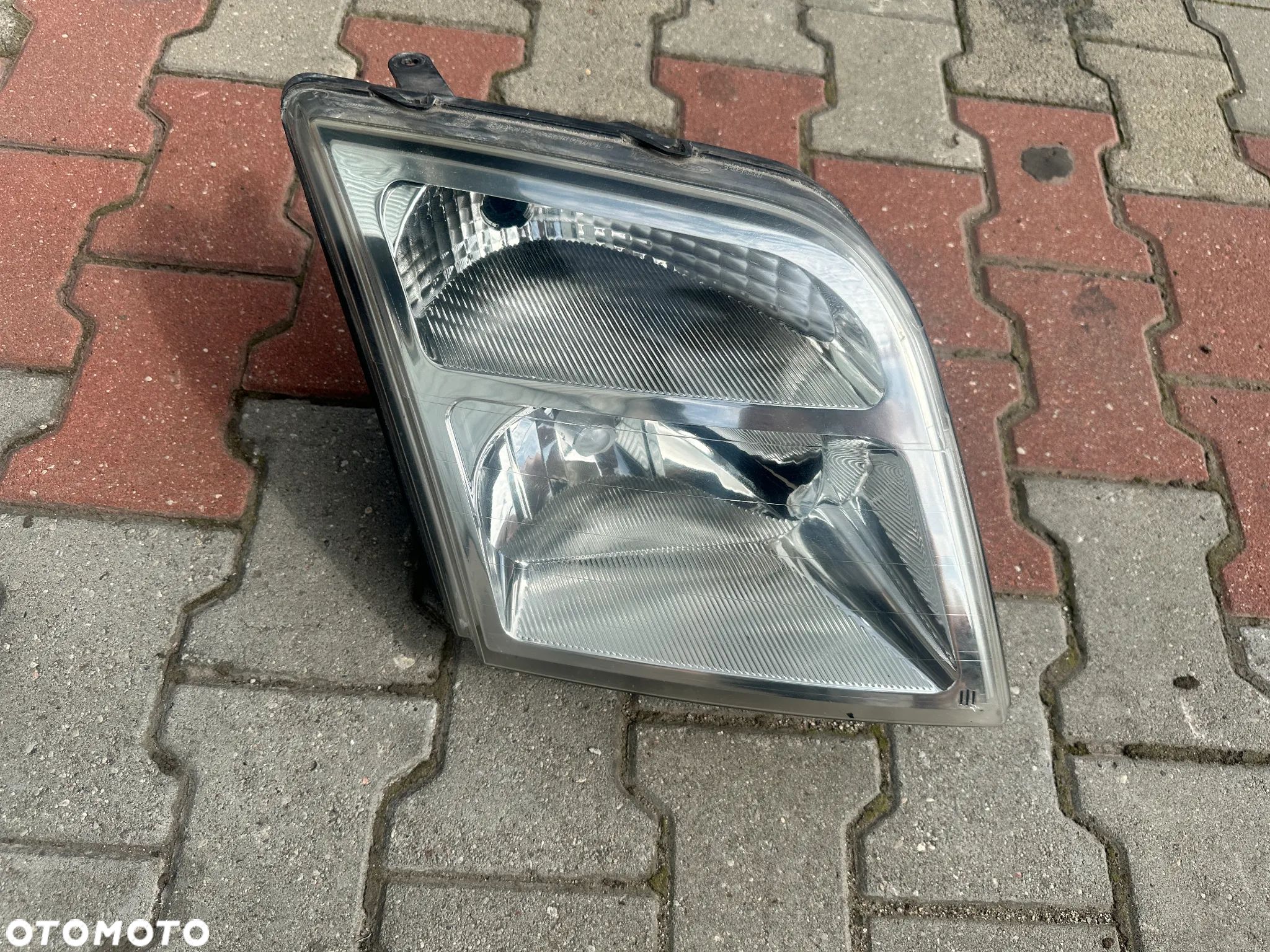 Ford Tournero conect I  lampa przod prawa - 1