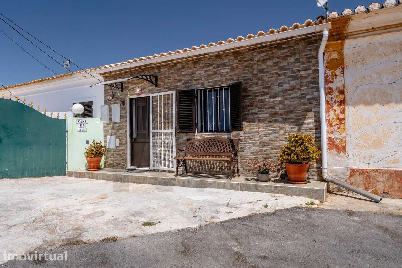 Moradia T1 térrea renovada com pátio e barbecue em Estevais, Alcantari - Grande imagem: 2/32