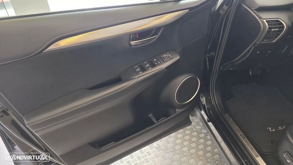 Lexus NX 300h Executive - 37