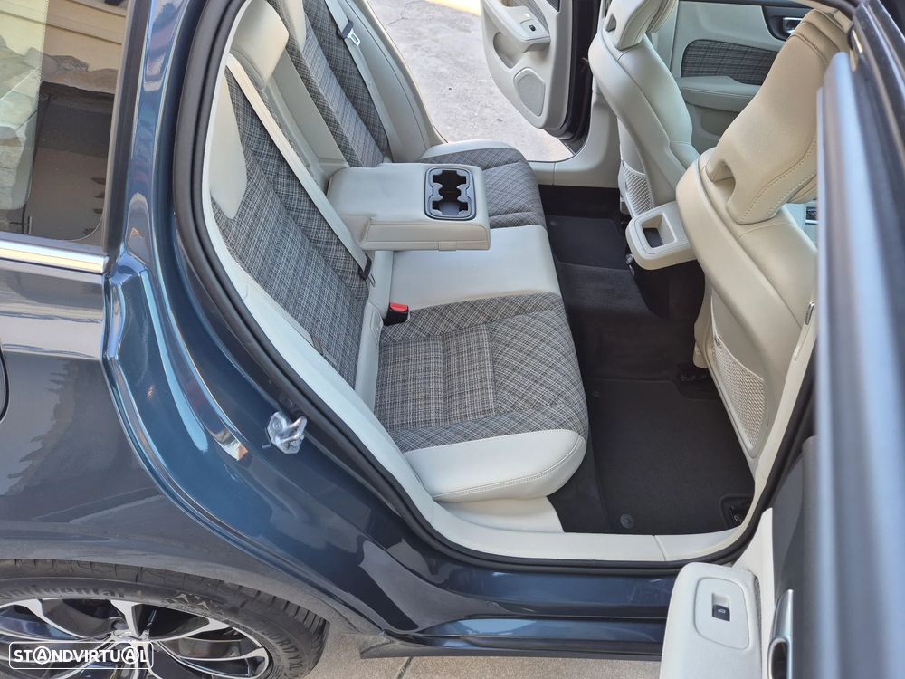 Volvo V60 2.0 D3 Momentum Plus - 44