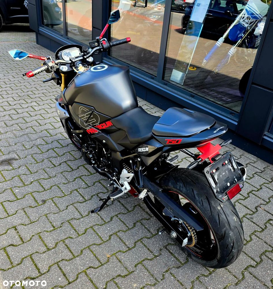 Suzuki GSR - 10