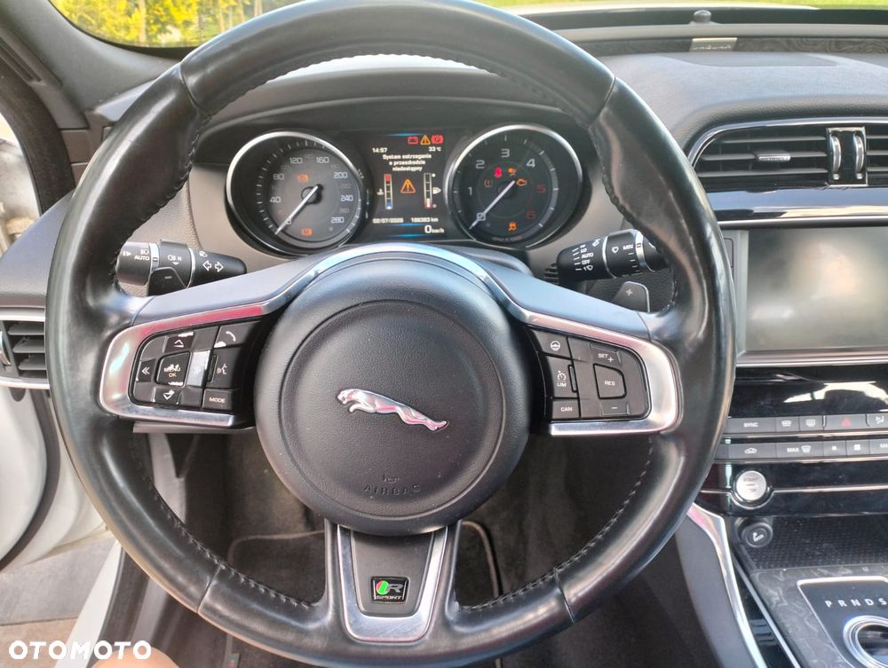 Jaguar XE 2.0 D R-Sport - 8