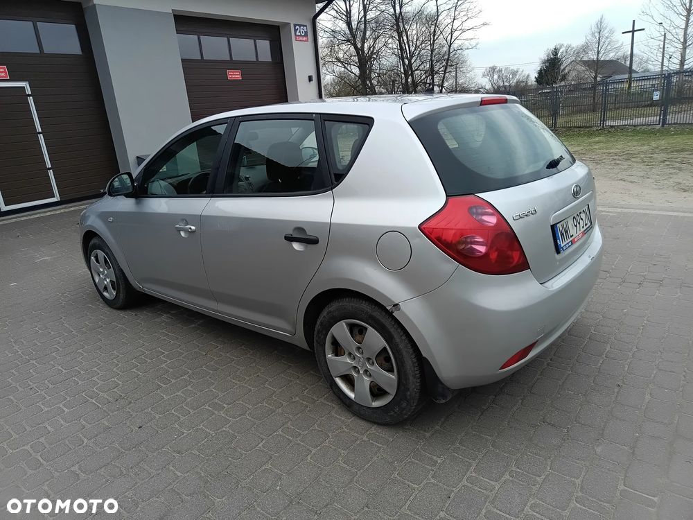 Kia Ceed 2.0 crdi Comfort + - 6