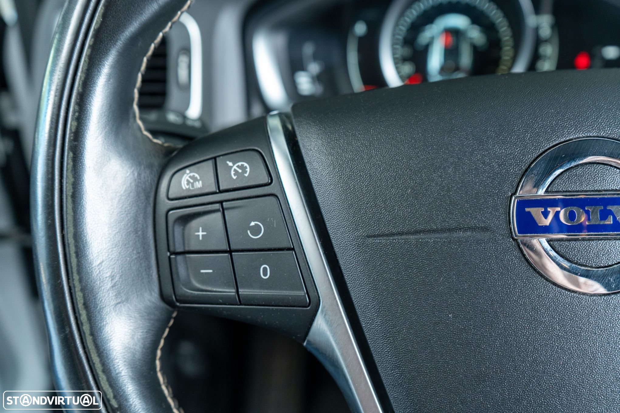 Volvo V60 2.0 D3 Momentum Geartronic - 24