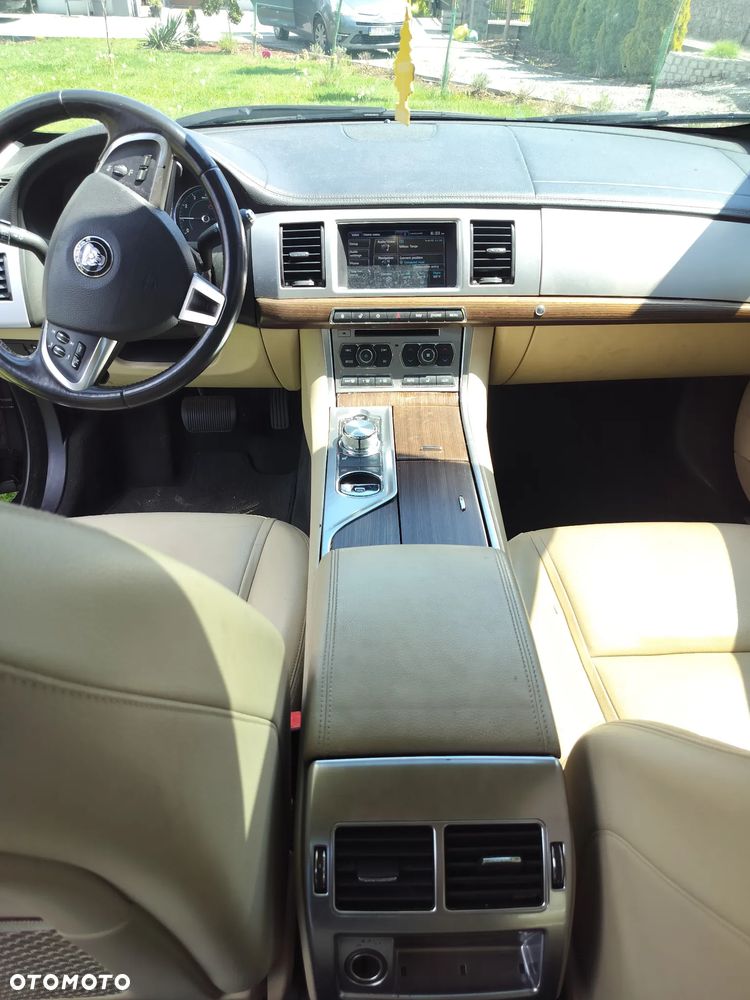 Jaguar XF - 12