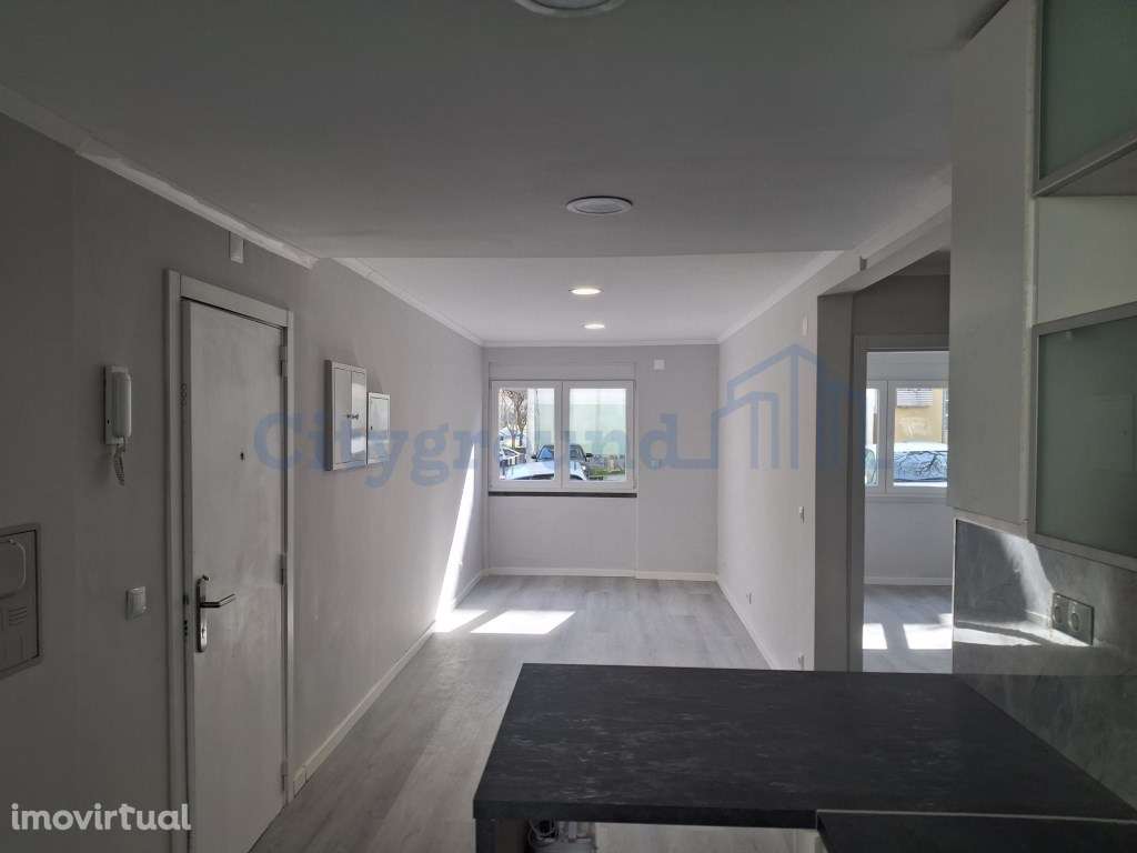 Apartamento T2 remodelado no Bairro do Charquinho em Benfica - Grande imagem: 2/15