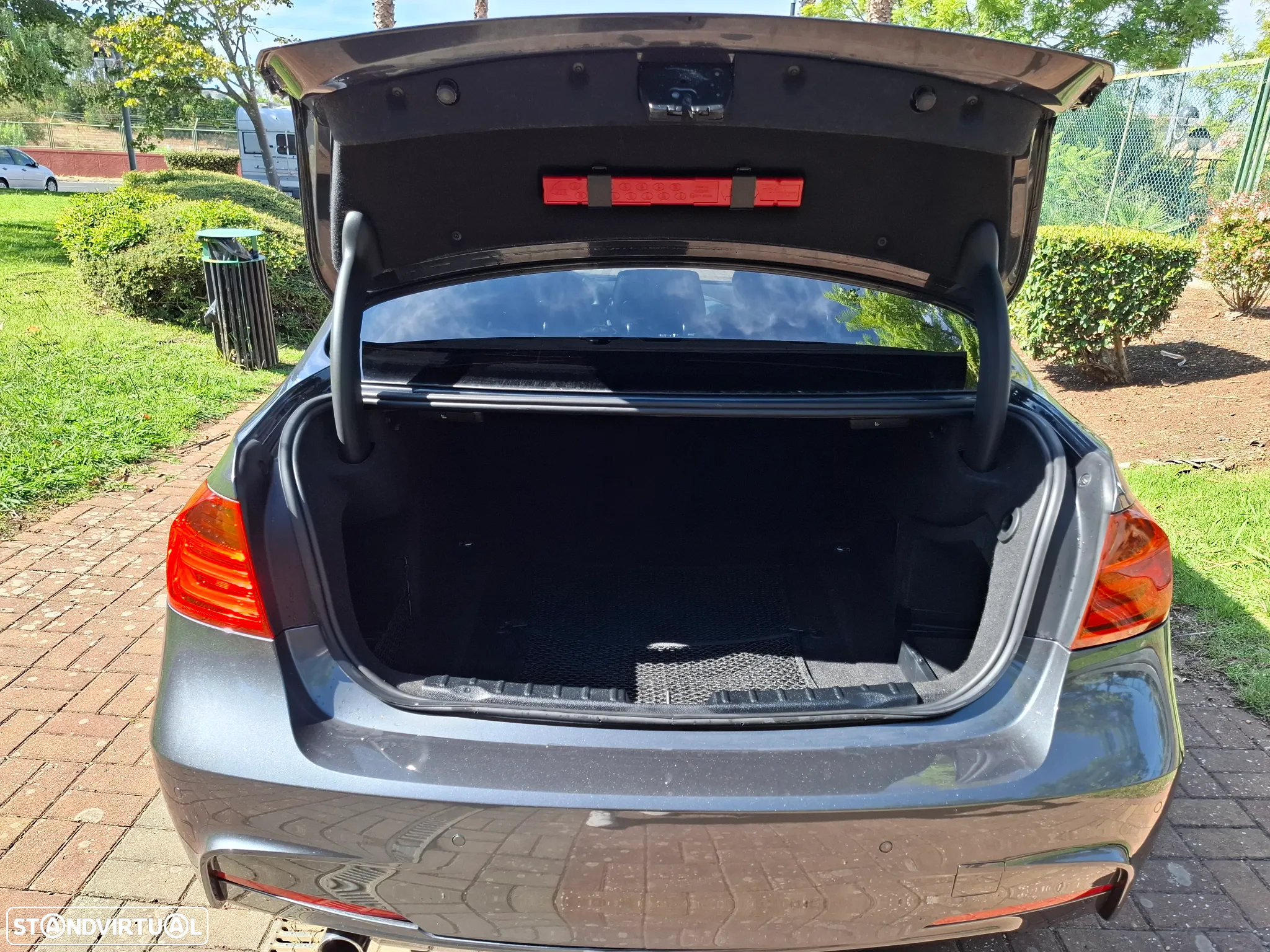 BMW 318 d Pack M - 16