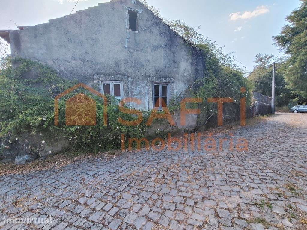 MORADIAS PARA RECONSTRUÇÃO, COM TERRENO DE CULTIVO TODO MURADO. - Grande imagem: 2/42
