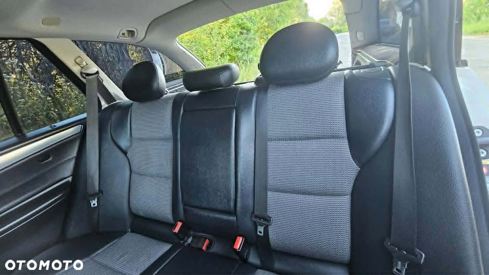 Mercedes-Benz C-Class 2004 photo 2