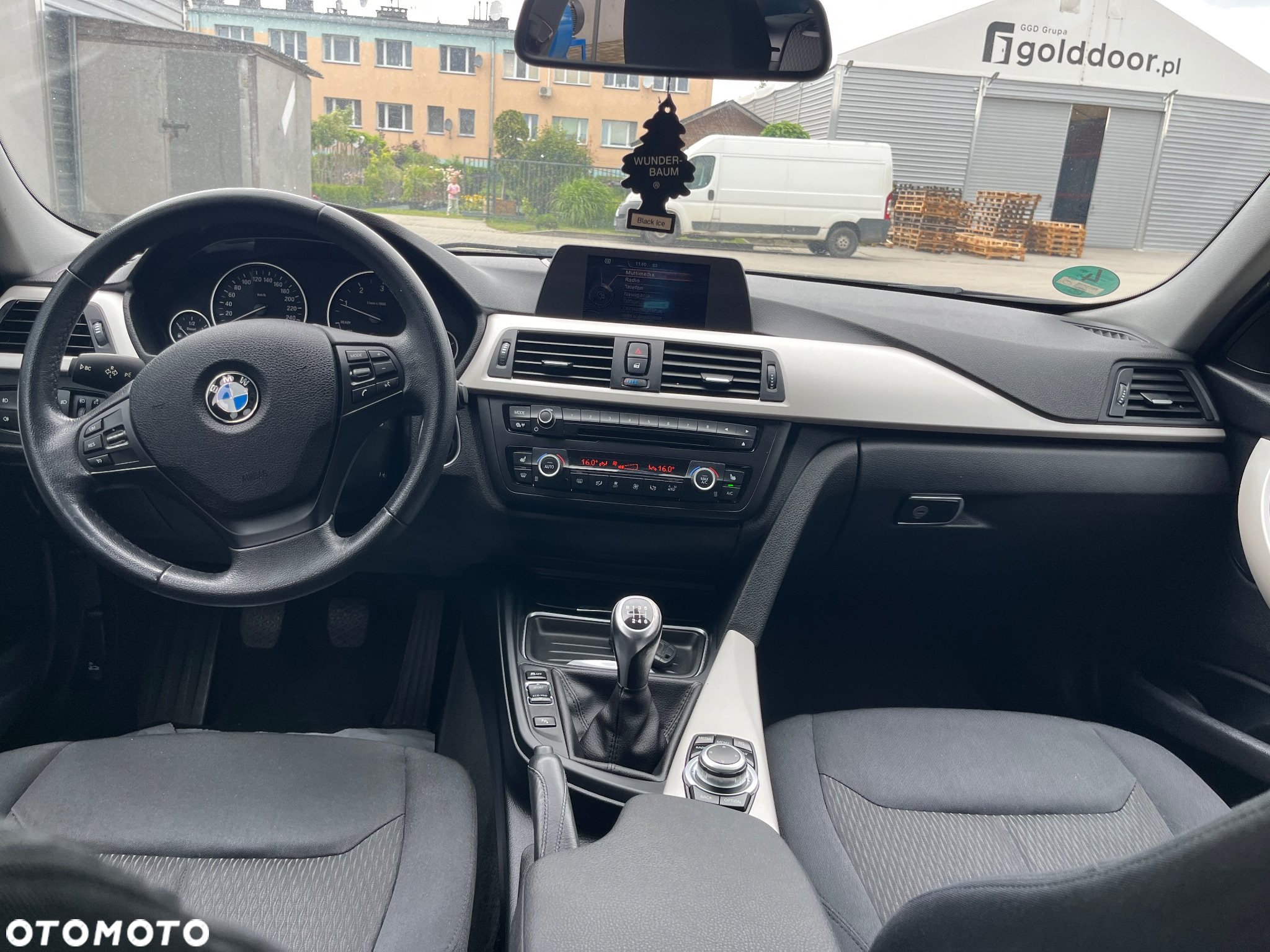 BMW Seria 3 318d Touring - 16