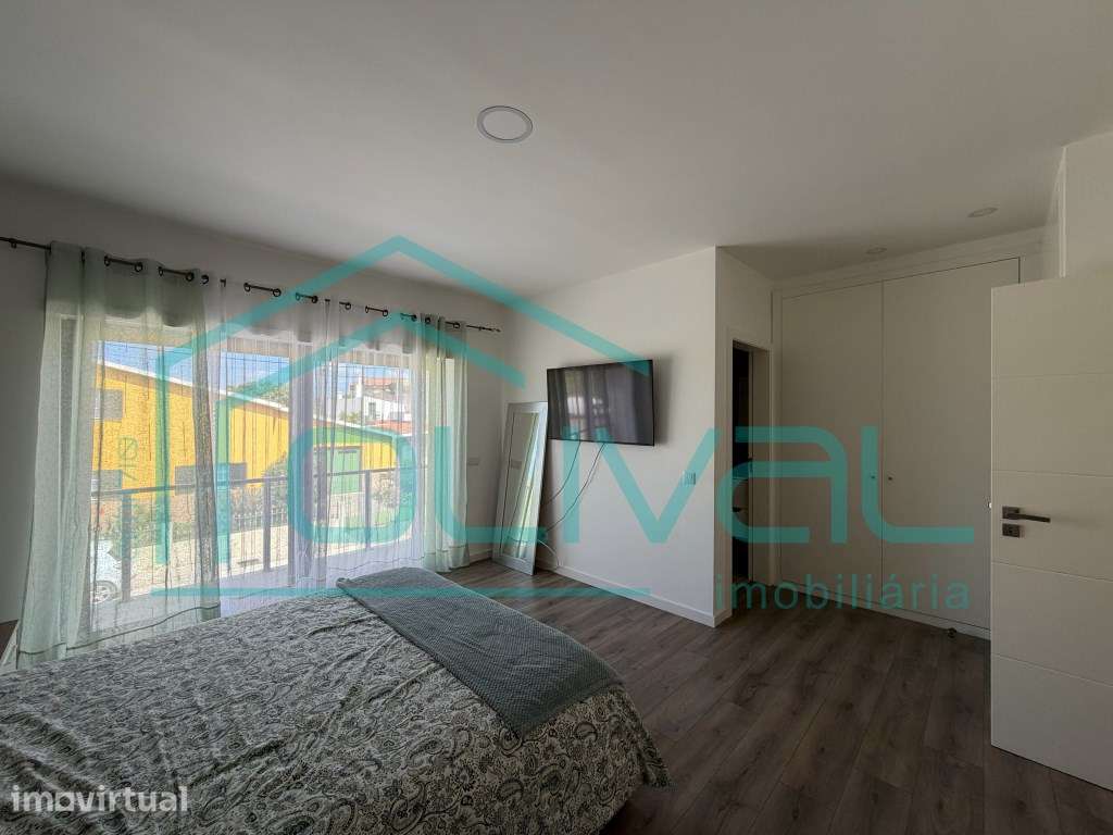 Moradia de Rês do Chão e primeiro andar com garagem na Cave e Logra... - Grande imagem: 5/49