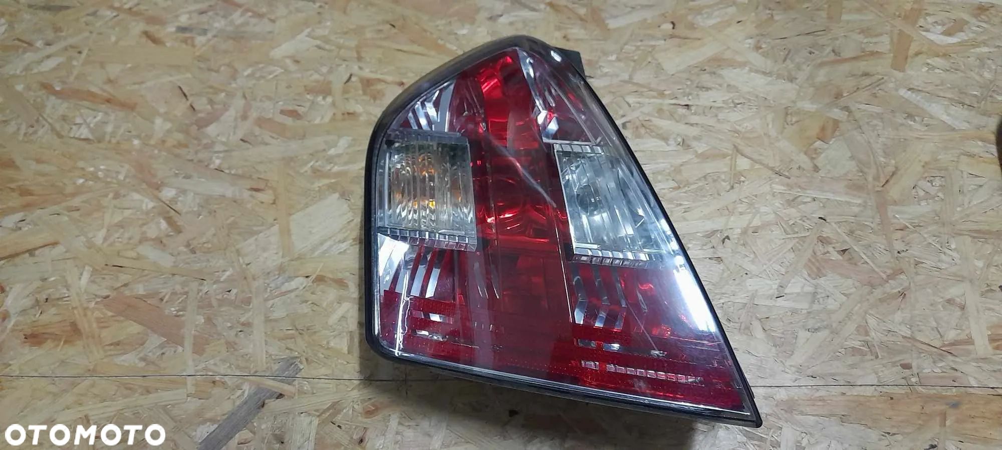 LAMPA  PRAWA LEWA  TYŁ FIAT STILO I HATCHBACK 3 D - 1