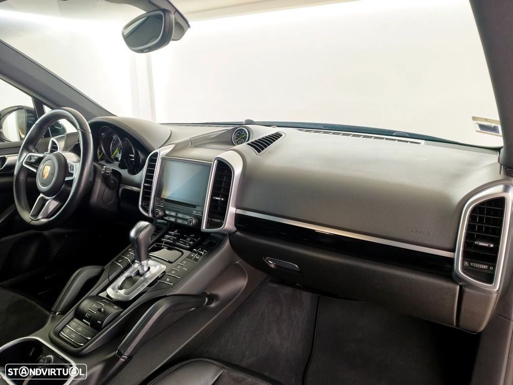 Porsche Cayenne S E-Hybrid Platinum Edition - 36