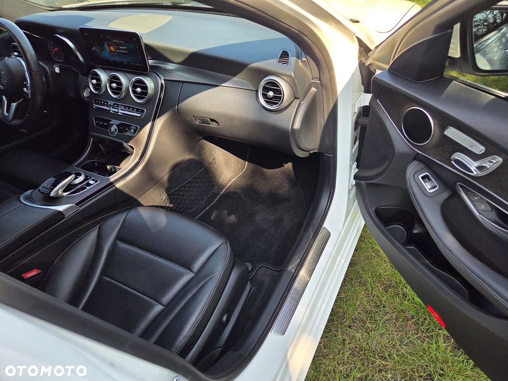 Mercedes-Benz Klasa C 300 T 4Matic 9G-TRONIC AMG Line - 8