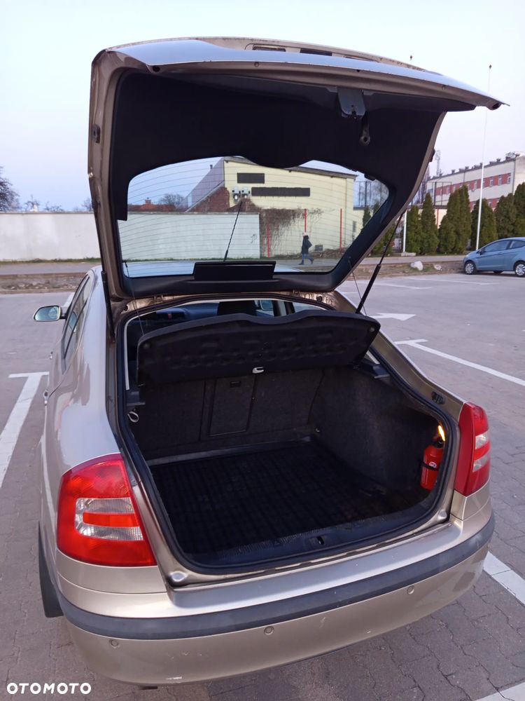 Skoda Octavia 1.6 FSI Ambiente - 10