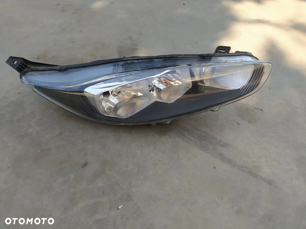 LAMPA PRAWY PRZÓD EU C1BB-13W029-AF FIESTA MK7 LIFT CIEMNA RADOM