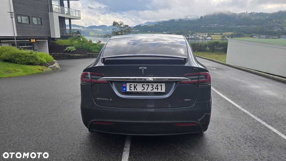 Tesla Model X - 6