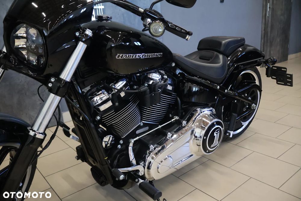 Harley-Davidson Softail Breakout - 28