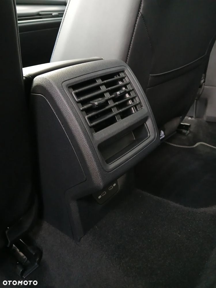 Volkswagen Golf 1.5 eTSI OPF DSG R-Line - 27