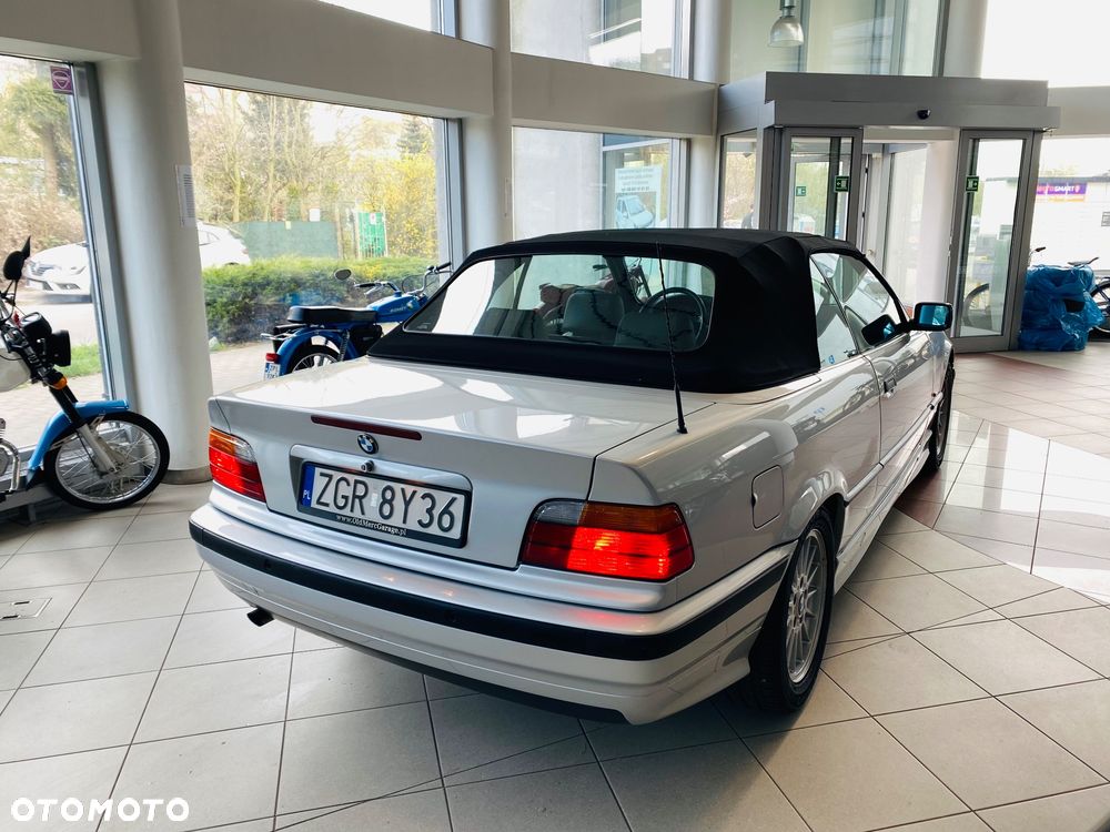 BMW Seria 3 318i Cabriolet - 12