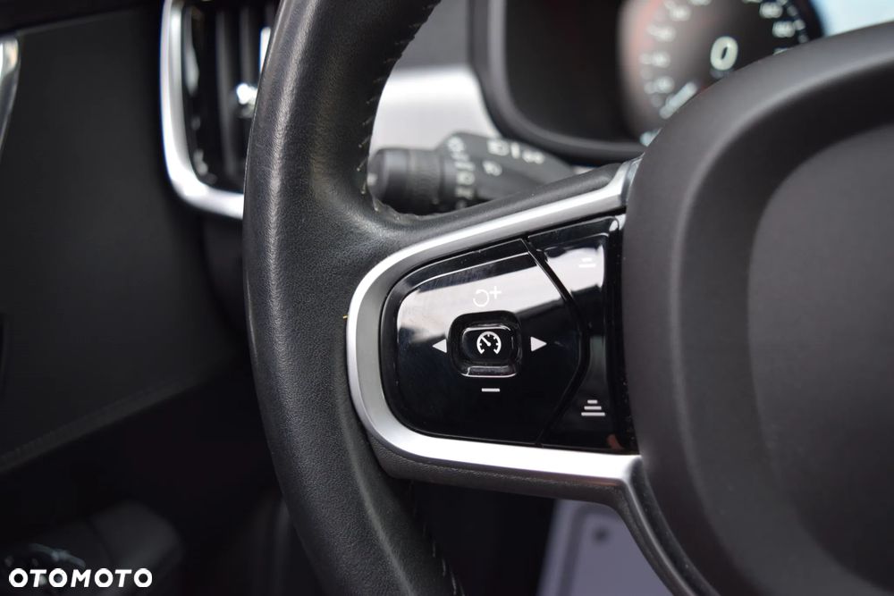 Volvo V90 D3 Momentum Pro - 23