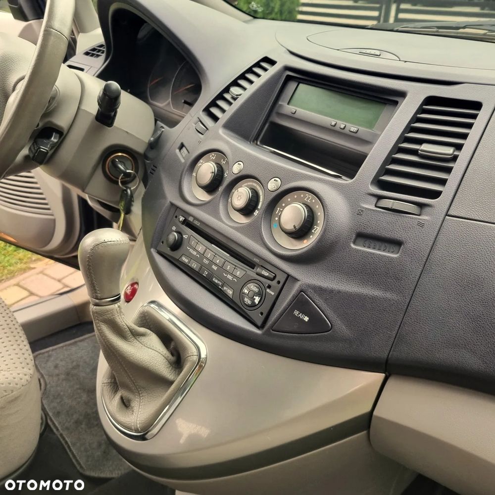 Mitsubishi Grandis 2.4 Intense - 15