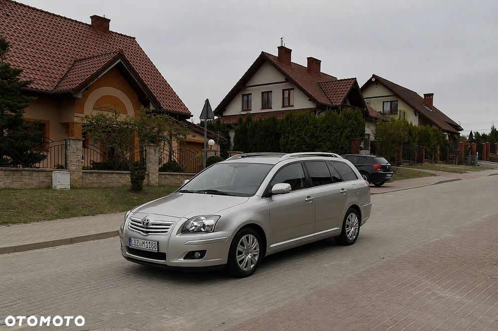 Toyota Avensis 1.8 VVT-i Sol Premium - 2