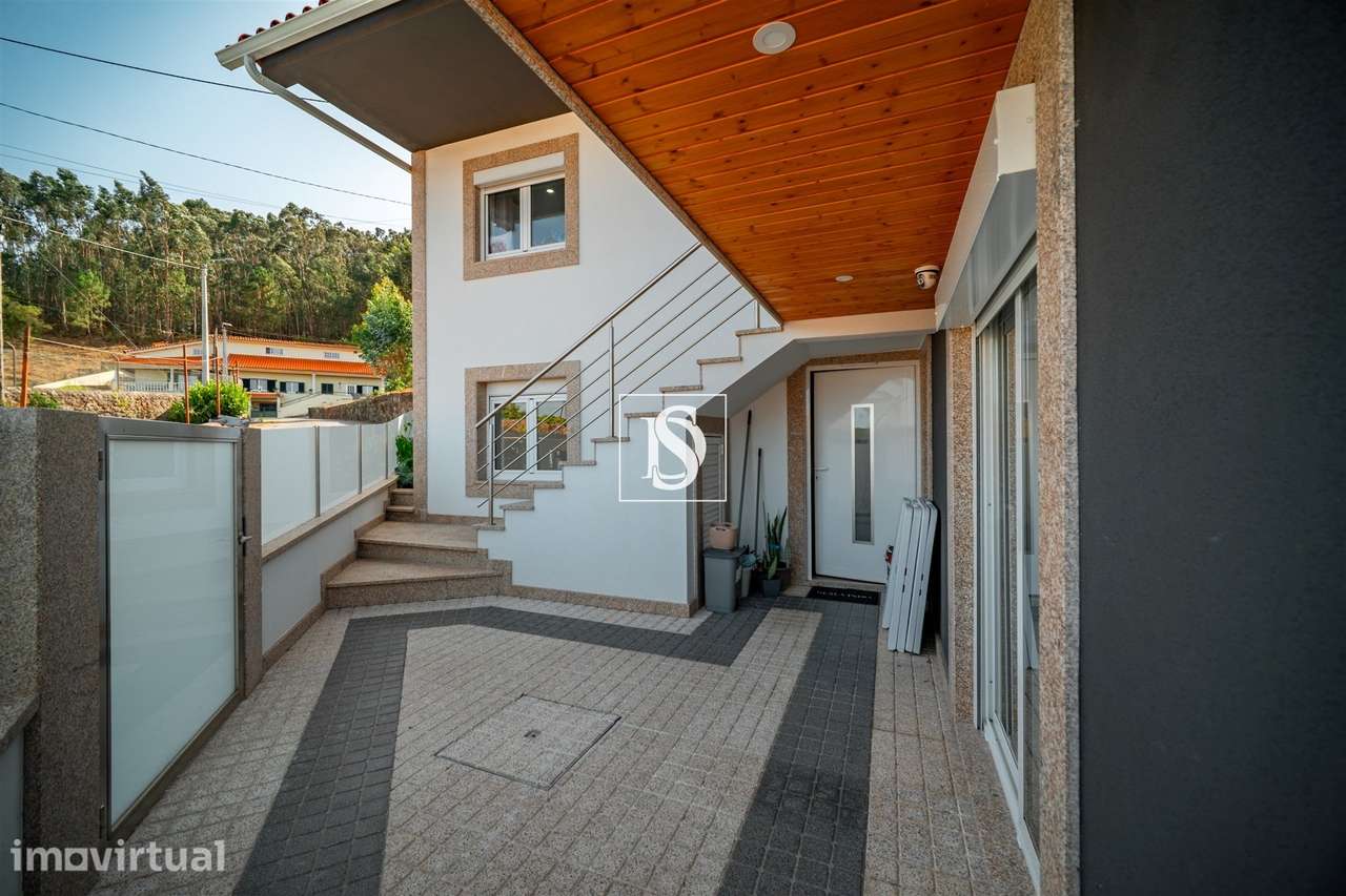 Moradia com 3 quartos completamente Renovada em 2025 - Grande imagem: 4/22