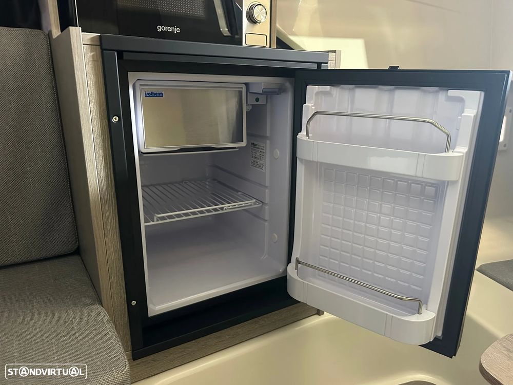 Quicksilver Activ 875 Sundeck - 43