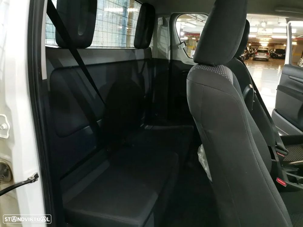 Toyota HILUX 2.4 D-4D 4WD CE CH 3L - 9