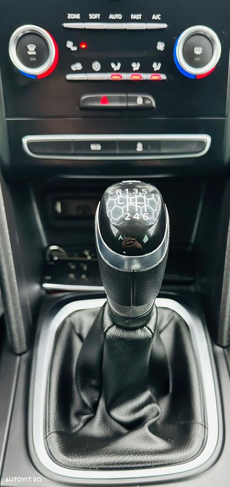 Renault Megane ENERGY TCe 130 LIMITED - 23