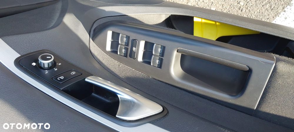 Volkswagen Touran 1.6 TDI DPF BlueMot Comfortline - 20