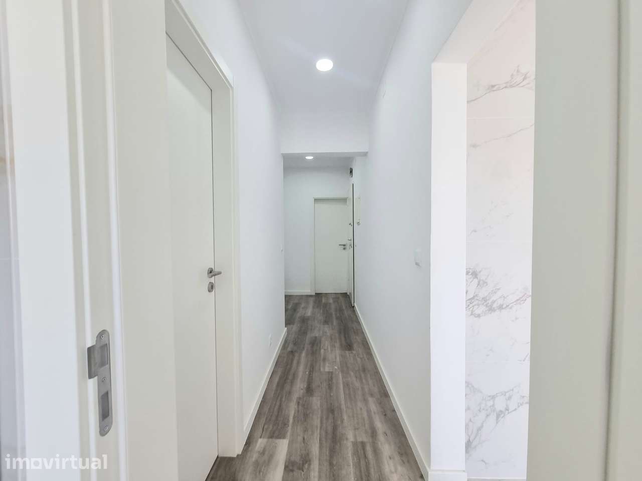 APARTAMENTO T2 RENOVADO PARA ARRENDAR NA ESTRADA DE MOSCAVIDE - Grande imagem: 3/35