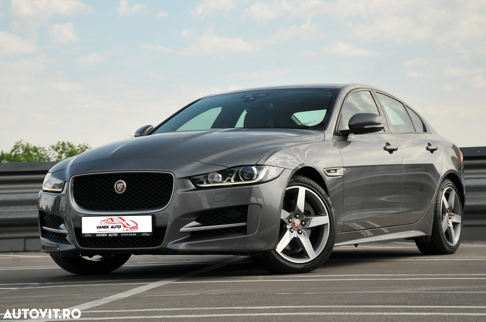 Jaguar XE 2.0 AWD R-Sport - 9