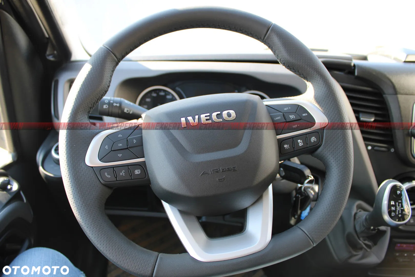 Iveco Daily 70C18H A8 P Laweta z zapadniami - 11
